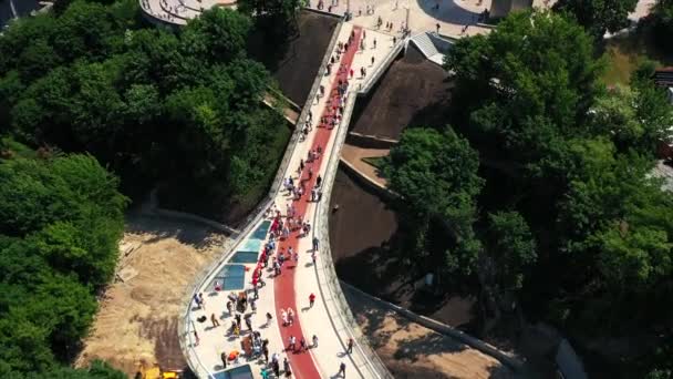 KIEV, UCRAINA - 27 MAGGIO 2019: Una folla di persone al nuovo ponte pedonale-bicicletta . — Video Stock