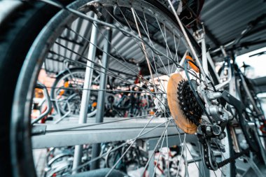 Arka arkaya bir sürü bisiklet. Bisiklet parkı caddede.