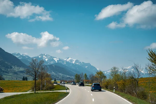 Carro dirigindo na estrada com montanhas — Fotografia de Stock