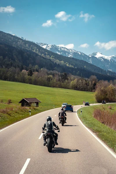 Dois motociclista andando sozinho na estrada montanhosa — Fotografia de Stock