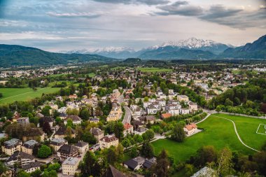 Vadideki turistik şehre hava perspektifi