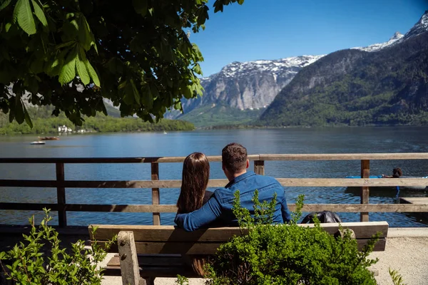Par på en bänk tittar på bergen. — Stockfoto