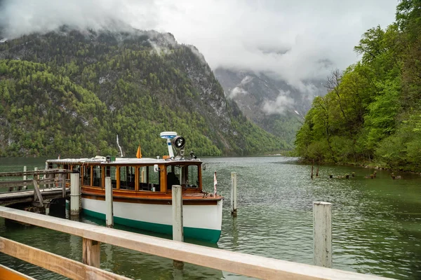 Konigssee Gölü manzaralı, tahta iskeleli, demirli turistik bir gemi. — Stok fotoğraf