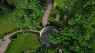 Atlet kadın parkta koşuyor. Sabah egzersiz spor kadın