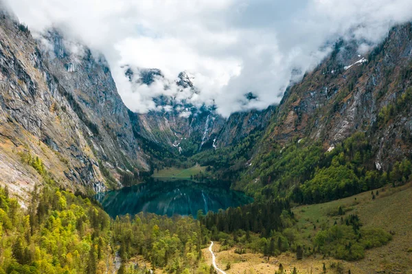 Malebné horské Panorama se zelenými loukami a idylickou tyrkysovou jezerní Oberer — Stock fotografie
