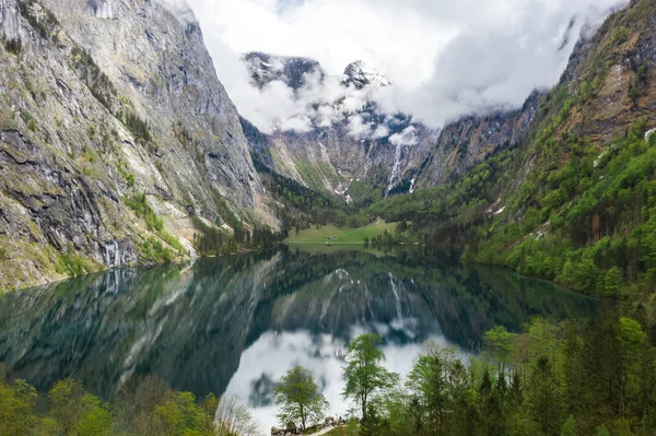 Malebné horské Panorama se zelenými loukami a idylickou tyrkysovou jezerní Oberer — Stock fotografie