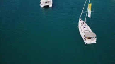 Koyda beyaz lüks yatyukarıdan havadan üst görünümü.