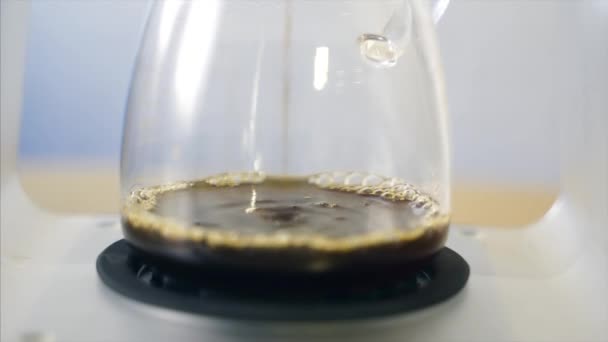 Альтернативна кава, кава поступово протікає через фільтр . — стокове відео