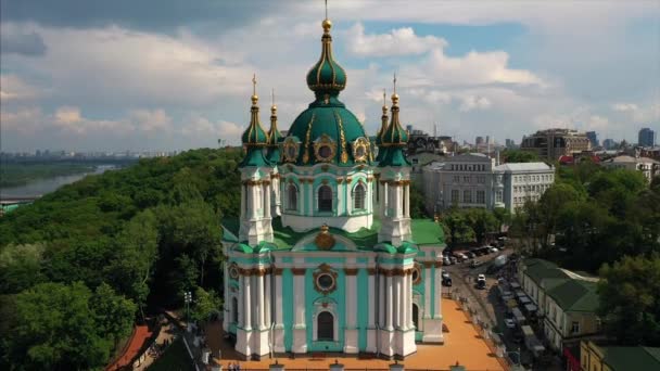 Famouse Kiev Ucrânia Igreja de St Andrews. Vista de cima. imagens de vídeo aéreas . — Vídeo de Stock