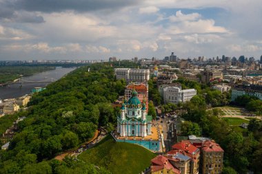 Yukarıdan Saint Andrews kilisenin havadan üst görünümü