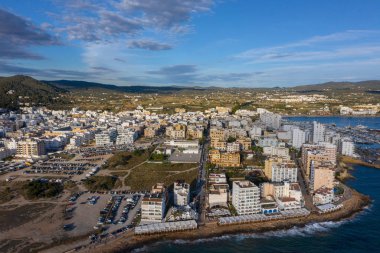 Marina koyu, deniz, şehirdeki binalarda peyzaj.