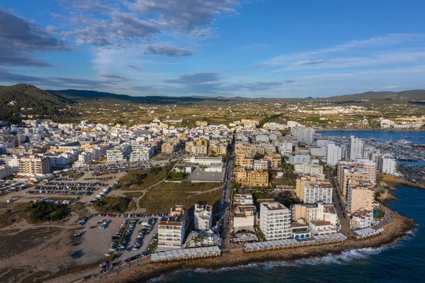 Paisaje en bahía marina, mar, edificios en la ciudad . — Foto de Stock