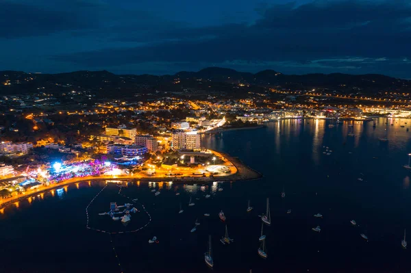 Prachtige luchtfoto op de kust van de nacht stad — Stockfoto
