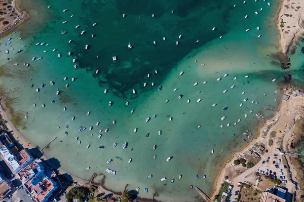 Piękna turkusowa zatoka w Formentera, widok z lotu ptaka. — Zdjęcie stockowe