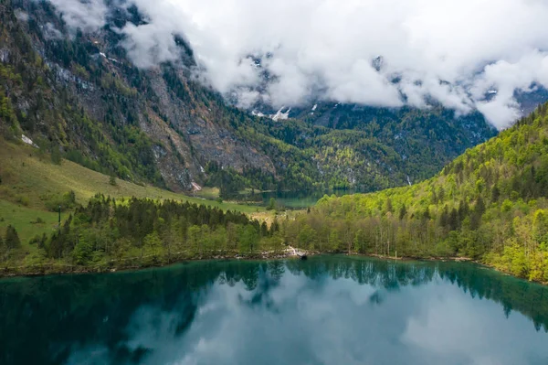 Malebné horské Panorama se zelenými loukami a idylickou tyrkysovou jezerní Oberer — Stock fotografie