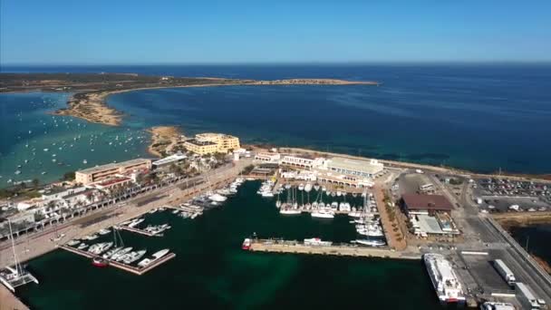 Schöner Blick auf die Bucht mit Yachten aus der Luft — Stockvideo