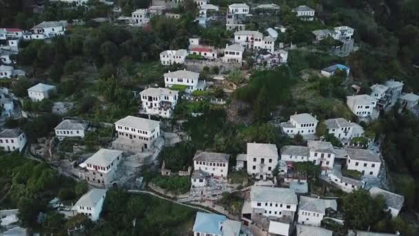 Maisons grecques à flanc de colline, vue aérienne — Video