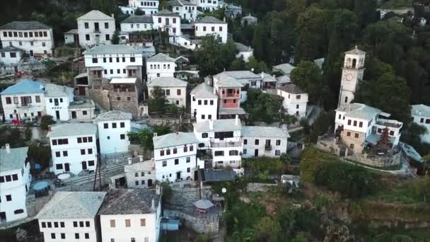 Maisons grecques à flanc de colline, vue aérienne — Video