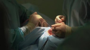 Cerrah ve burnuna estetik ameliyat asistanı