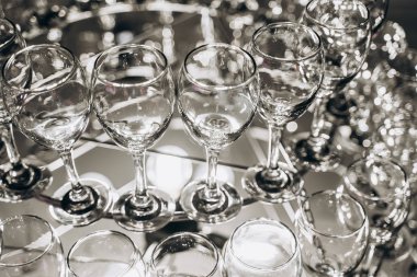 Şarap kadehlerinden yapılmış güzel bir avize.