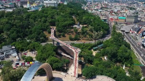 キエフ、 ウクライナ - 2019年5月27日:新しい歩行者自転車橋で人々の群衆. — ストック動画