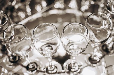 Şarap kadehlerinden yapılmış güzel bir avize.