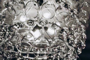 Şarap kadehlerinden yapılmış güzel bir avize.