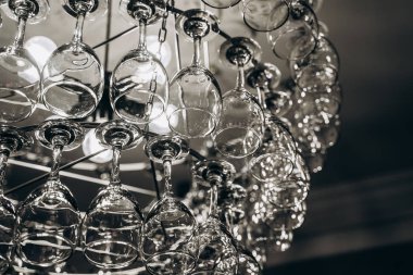 Şarap kadehlerinden yapılmış güzel bir avize.