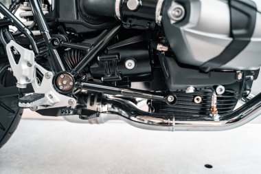 Dükkanda yeni motosiklet kırpılmış görüntü.