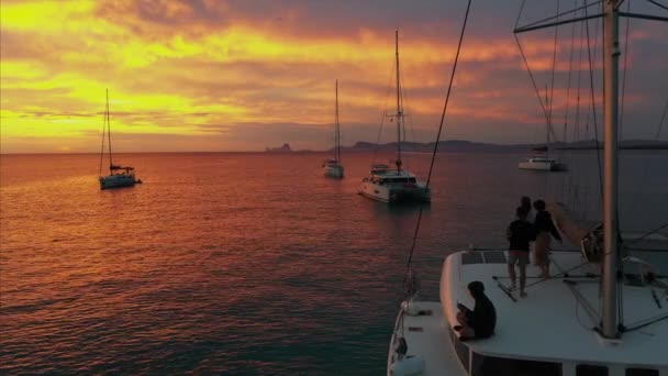 Luchtfoto van drone op boten scheepvaart in zee, zonsondergang — Stockvideo