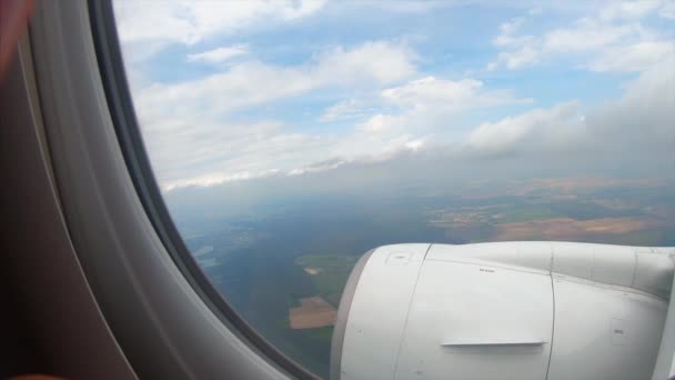 Vista da janela de um avião de passageiros de uma paisagem — Vídeo de Stock