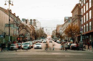 KIEV, UKRAINE - 14 Nisan 2019: Kiev sokaklarının gece görüşü. Şehir yaygarası. Bogdan Khmelnitsky Caddesi