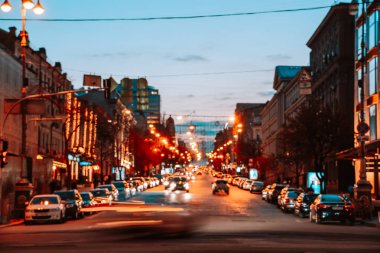 KIEV, UKRAINE - 14 Nisan 2019: Kiev sokaklarının gece görüşü. Şehir yaygarası. Bogdan Khmelnitsky Caddesi