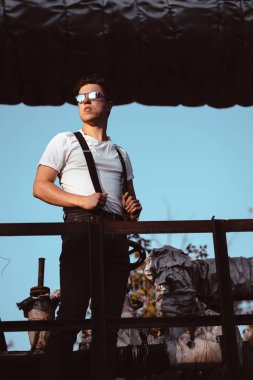 Eski borular poz askıları ile gömlek adam