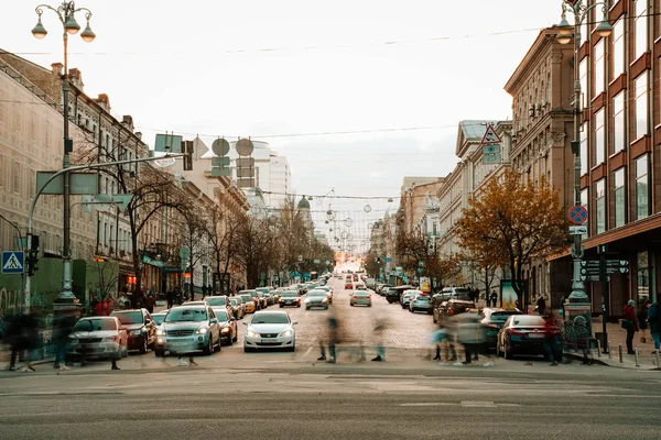 KIEV, UCRANIA - 14 de abril de 2019: Vista nocturna de las calles de Kiev. Un alboroto urbano. Calle Bogdan Khmelnitsky — Foto de Stock