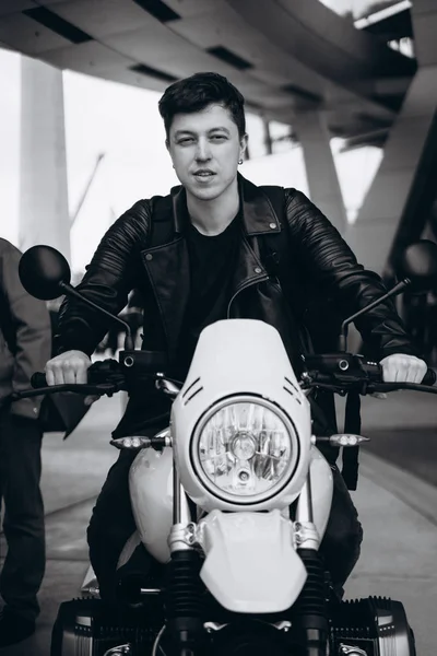 Portrait jeune homme posant sur la moto, les hommes de la mode — Photo