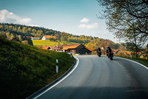 Dois motociclista andando sozinho na estrada montanhosa — Fotografia de Stock