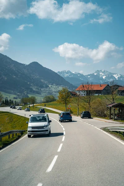 Voiture conduite sur l'autoroute avec des montagnes — Photo