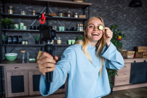 Красива молода дівчина позує на кухні — стокове фото