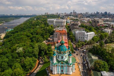 Yukarıdan Saint Andrews kilisenin havadan üst görünümü