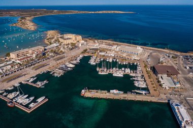 Formentera 'daki güzel turkuaz koy, hava manzaralı..