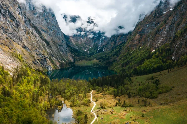 Malebné horské Panorama se zelenými loukami a idylickou tyrkysovou jezerní Oberer — Stock fotografie