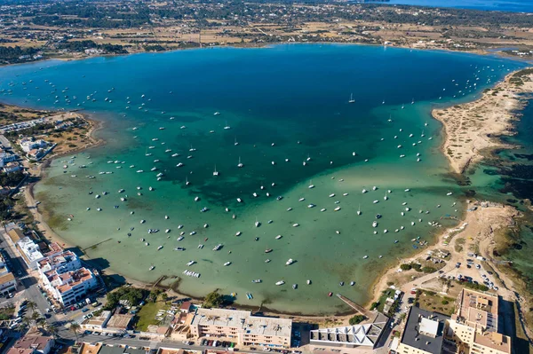 Krásný tyrkysový záliv ve Formenteře, letecký pohled. — Stock fotografie
