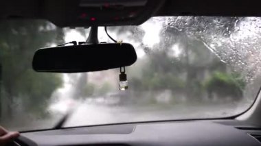 Trafik görüntülerinde araç camına yağmur damlası.