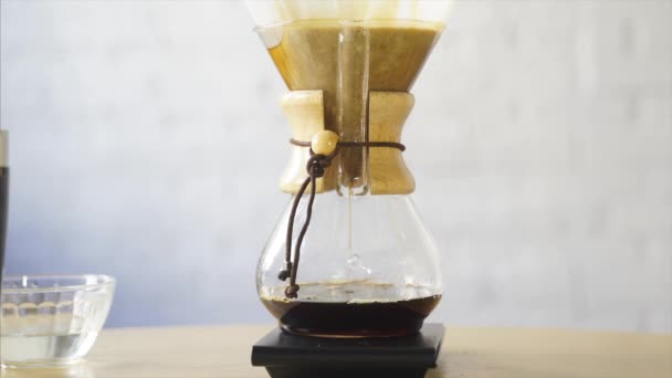 Alternatieve koffie, koffie stroomt geleidelijk door het filter. — Stockvideo