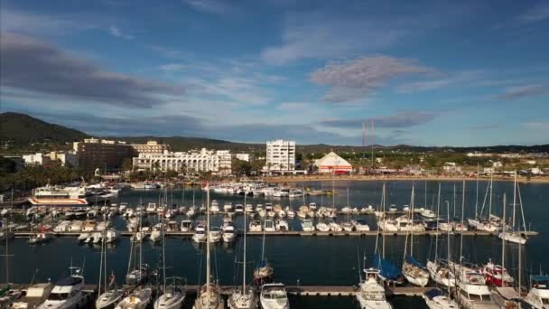 Vacker utsikt över bukten med yachter antenn utsikt — Stockvideo