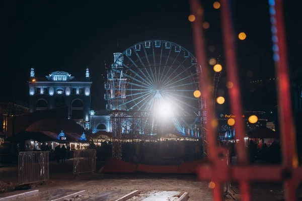 Kerst zone op het Kontraktova-plein met een reuzenrad — Stockfoto