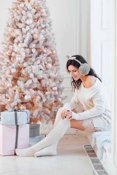 Mujer joven en un vestido elegante cerca del árbol de Navidad —  Fotos de Stock