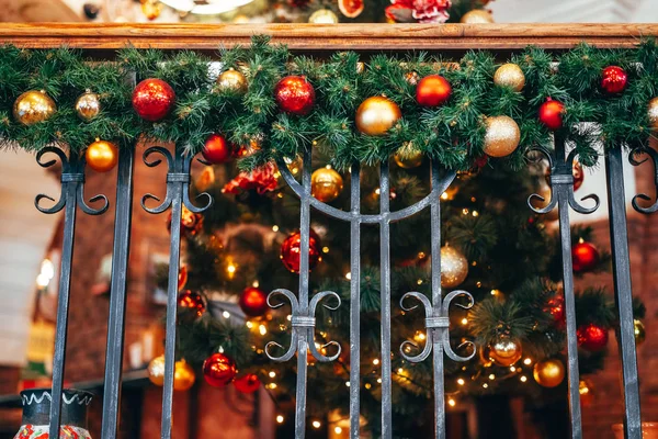 Décoration de Noël repose sur la balustrade forgée. — Photo