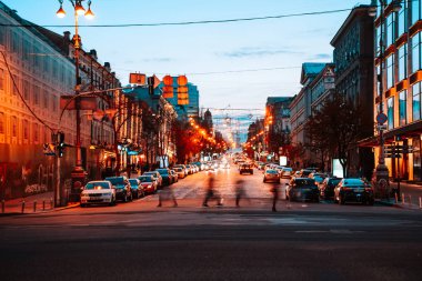 KIEV, UKRAINE - 14 Nisan 2019: Kiev sokaklarının gece görüşü. Şehir yaygarası. Bogdan Khmelnitsky Caddesi